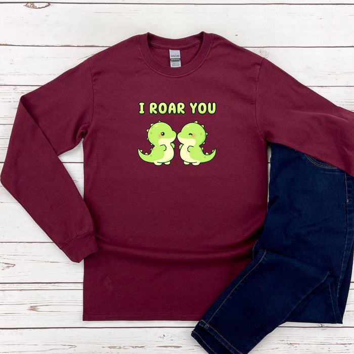a pair of jeans and a t - shirt with the words i roar you on